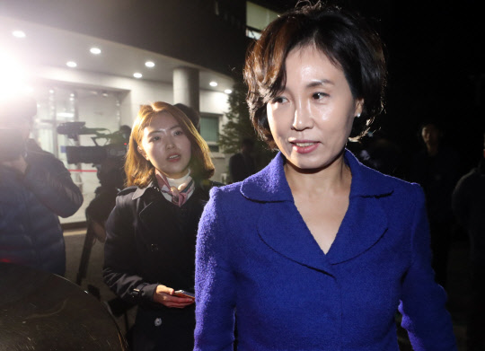 이재명 경기지사의 부인 김혜경 씨가 2일 오후 '혜경궁 김씨' 트위터 계정의 소유주 논란과 관련 피고발인 신분 조사를 마친 뒤 경기도 수원시 경기남부지방경찰청을 빠져나가고 있다.  연합뉴스